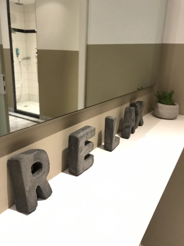 RELAX Buchstaben in der Umkleide des Wellnessbereichs