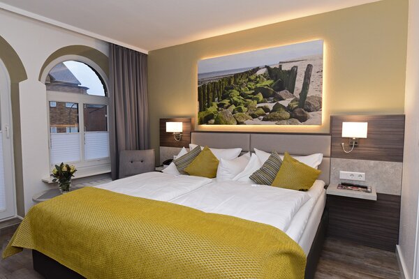 Doppelzimmer mit grüner Tagesdecke