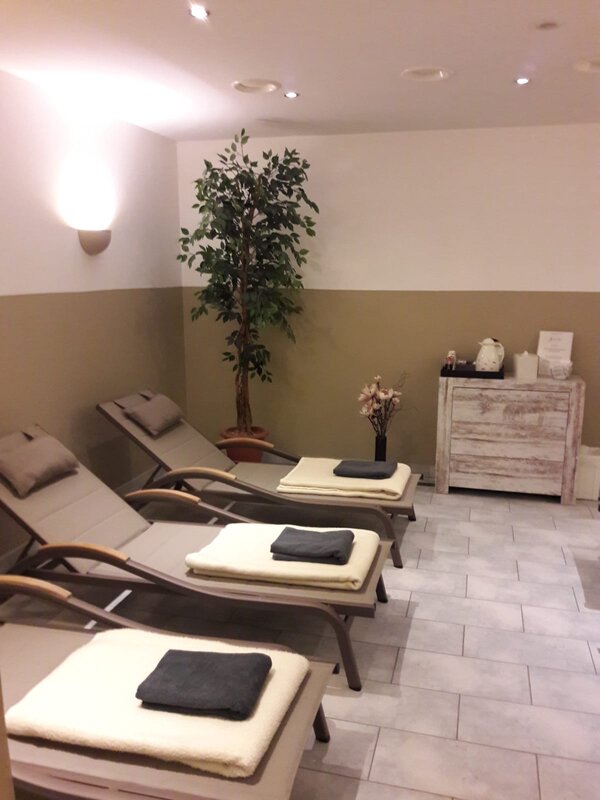 Ruheraum mit Liegen und Decken im Wellnessbereich
