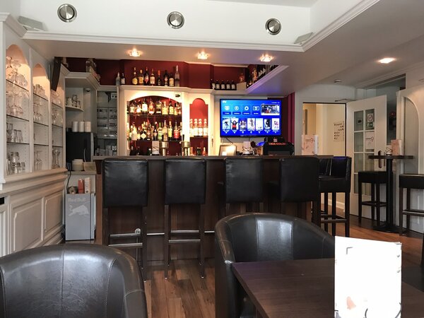 Ansicht auf die Hotelbar von einem der Sitzplätze am Fenster