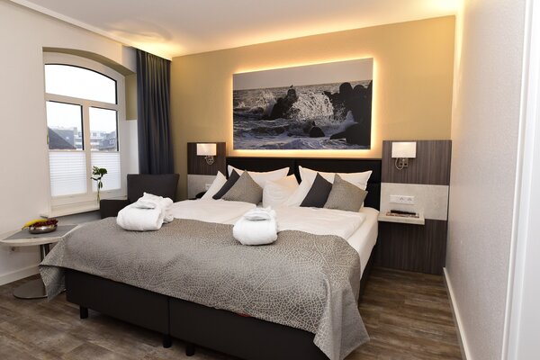 Doppelzimmer Sylter Hof mit grauer Tagesdecke