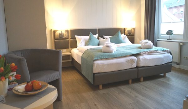 Doppelzimmer der Villa Kristina mit Bett, Sessel und Tisch